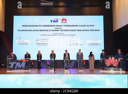 (200721) -- PECHINO, 21 luglio 2020 (Xinhua) -- Foto fornita da Telekom Malaysia (TM) mostra la cerimonia di firma del memorandum of Agreement tra TM e Huawei a Kuala Lumpur, Malesia, 3 luglio 2020. (Telekom Malaysia/Handout via Xinhua) Foto Stock