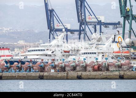 Las Palmas, Gran Canaria, Isole Canarie, Spagna. 21 luglio 2020. I brughieri delle moto d'olio si siedono sul molo di fronte alle navi da crociera antartica Expedition al porto di Las Palmas, sulla Gran Canaria. La pandemia del Covid 19 ha avuto un enorme effetto sull'industria petrolifera e turistica. Credit: Alan Dawson/Alamy Live News Foto Stock