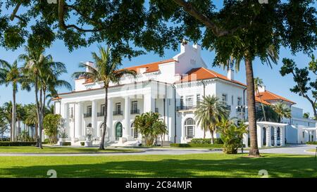 Facciata esterna di un vecchio palazzo in Florida Foto Stock