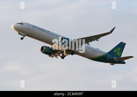 Un Airbus Aer Lingus A321-253NX parte dall'aeroporto Heathrow di Londra Foto Stock