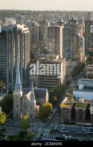 Cattedrale di nostra Signora del Santo Rosario, Richards Street, e centro di Vancouver dal Lookout, Vancouver, British Columbia, Canada. Foto Stock