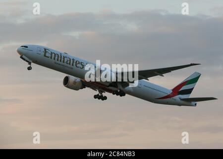 Un Emirates Boeing 777-31H(ER) parte dall'aeroporto Heathrow di Londra Foto Stock