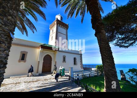 Marocco, Tangeri: Turisti che visitano il faro di Capo Spartel, promontorio lungo la costa marocchina situato all'ingresso meridionale dello stretto Foto Stock