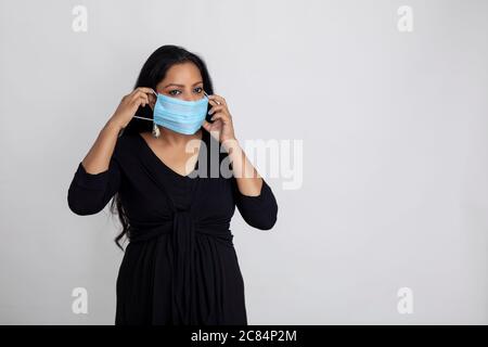 Donna indiana che indossa una maschera di protezione Covid, Foto Stock
