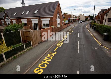 Nuove marcature "sgabello chiaro" sono state dipinte su una strada di Wolverhampton, più di 10 anni dopo la fine delle lezioni sul sito. Foto Stock