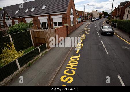 Nuove marcature "sgabello chiaro" sono state dipinte su una strada di Wolverhampton, più di 10 anni dopo la fine delle lezioni sul sito. Foto Stock