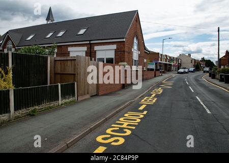 Nuove marcature "sgabello chiaro" sono state dipinte su una strada di Wolverhampton, più di 10 anni dopo la fine delle lezioni sul sito. Foto Stock