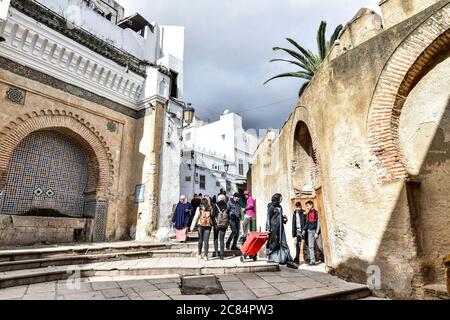 Marocco, Tetouan: Scena dalla vita quotidiana con gli abitanti della medina, registrato come patrimonio dell'umanità dell'UNESCO Foto Stock