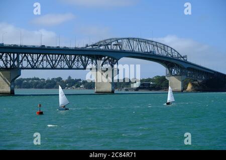 New Zealand Auckland - Vista dal porto di Westhaven al ponte del porto di Auckland Foto Stock