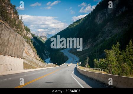 Ponte Yoho sulla Trans-Canada Highway, autostrada 1, attraverso Lower Canyon vicino a Golden, British Columbia, Canada. Foto Stock