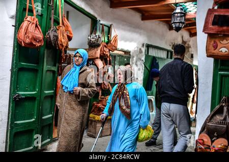 Marocco, Tetouan: Scena dalla vita quotidiana con gli abitanti della medina, registrato come patrimonio dell'umanità dell'UNESCO. Due donne anziane velate in tranda Foto Stock