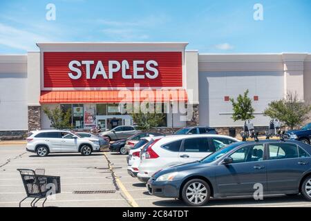 Punti vendita al dettaglio di forniture per ufficio con autos nel parcheggio. Wareham Crossing, Wareham, Massachusetts, Stati Uniti Foto Stock