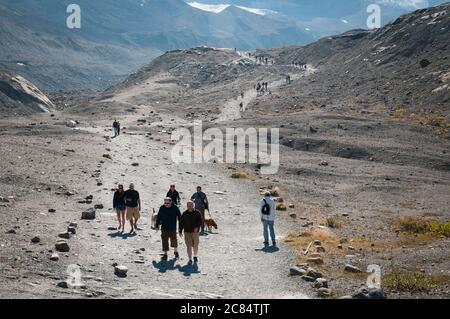 Turisti sul sentiero fino al Ghiacciaio Athabasca, Columbia Icefields, Alberta, Canada. Foto Stock