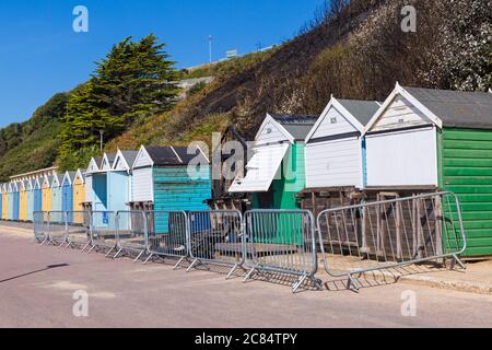 Bournemouth, Dorset UK. 21 luglio 2020. Dopo il fuoco alla spiaggia di West Cliff, Bournemouth che ha iniziato in capanna sulla spiaggia, mostrando resti di scheletro Charred resti di capanna sulla spiaggia con danni a quelli vicini e resti di scogliera Charred dietro. Credit: Carolyn Jenkins/Alamy Live News Foto Stock