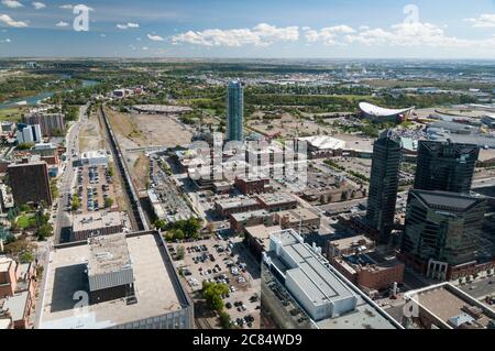 Guardando a est dalla Calgary Tower e Saddledome, Alberta, Canada. Foto Stock