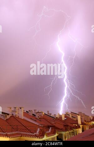 Lisbona. 21 luglio 2020. Lampi durante una tempesta di temporali sopra la Grande Lisbona in Portogallo, il 21 luglio 2020. Credit: Pedro Feuza/Xinhua/Alamy Live News Foto Stock