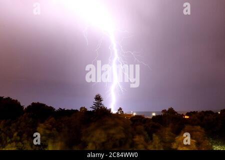 Lisbona. 21 luglio 2020. Lampi durante una tempesta di temporali sopra la Grande Lisbona in Portogallo, il 21 luglio 2020. Credit: Pedro Feuza/Xinhua/Alamy Live News Foto Stock