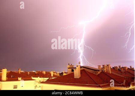 Lisbona. 21 luglio 2020. Lampi durante una tempesta di temporali sopra la Grande Lisbona in Portogallo, il 21 luglio 2020. Credit: Pedro Feuza/Xinhua/Alamy Live News Foto Stock