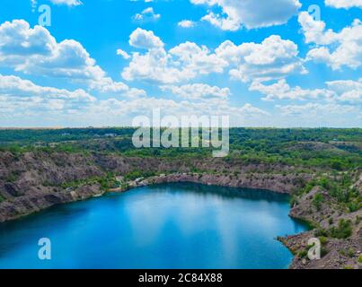 Lago radioattivo Migia radon. Cava di granito abbandonata nella regione di Mykolaiv, Ucraina. Foto di scorta. Foto Stock