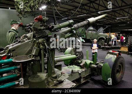 Aspö, Svezia 2012 Museo dell'artiglieria costiera mobile a Aspö, arcipelago di Karlskrona. Le mostre mostrano materiale dell'unità militare del reggimento sciolto KA 2. L'immagine: Un ragazzo piccolo sta guardando una pistola di macchina anti-aereo da 40 mm (lvakan m / 36) che è il cannone più fabbricato al mondo di cui Bofors ha fatto 2500 copie. Foto Gippe Gustafsson Foto Stock