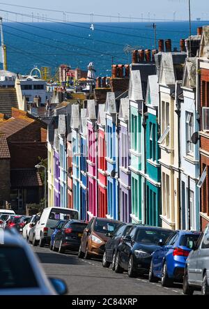 Case a schiera dipinte di colore in Blaker Street Brighton UK con mare in background Foto Stock