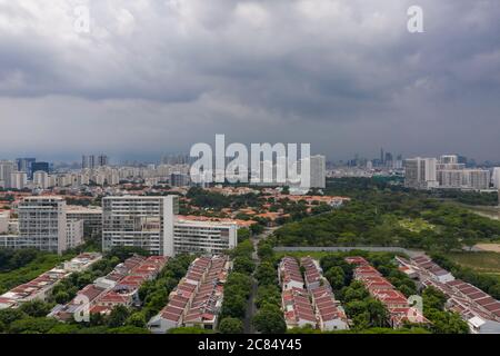 vista aerea di ville ultra moderne e di alto livello con spazio verde e vista della città Foto Stock