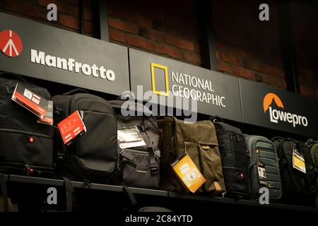 Krasnoyarsk, Russia, 20 luglio 2020: manfrotto, logo nazionale lowepro, una vetrina con zaini e borse in un negozio di foto di marca. Foto Stock