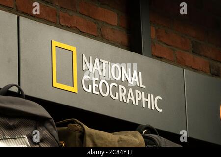 Krasnoyarsk, Russia, 20 luglio 2020: Geografia nazionale il logo dell'azienda su una vetrina con merci per viaggiatori e fotografi-borse e backp Foto Stock