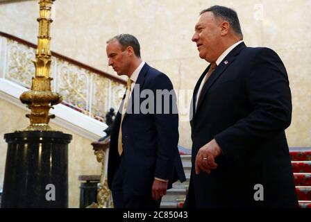 Il Segretario degli Esteri Dominic Raab (a sinistra) con il Segretario di Stato degli Stati Uniti, Mike Pompeo, all'interno dell'ufficio degli Esteri e del Commonwealth (FCO) di Londra, per un pranzo di lavoro. Foto Stock