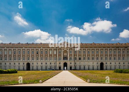 3 luglio 2020 - Reggia di Caserta - la facciata del maestoso palazzo con il lungo viale che conduce al grande parco. Gli alberi An Foto Stock