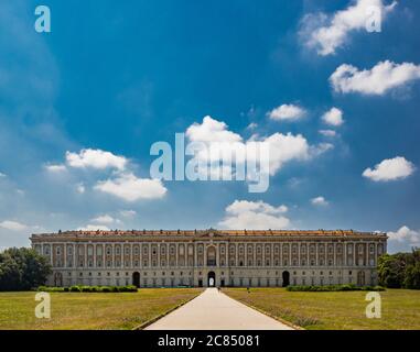 3 luglio 2020 - Reggia di Caserta - la facciata del maestoso palazzo con il lungo viale che conduce al grande parco. Gli alberi An Foto Stock