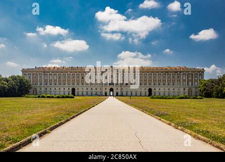 3 luglio 2020 - Reggia di Caserta - la facciata del maestoso palazzo con il lungo viale che conduce al grande parco. Gli alberi An Foto Stock