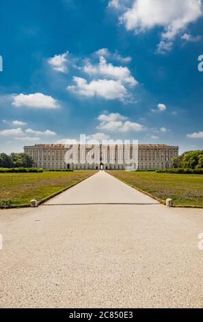 3 luglio 2020 - Reggia di Caserta - la facciata del maestoso palazzo con il lungo viale che conduce al grande parco. Gli alberi An Foto Stock