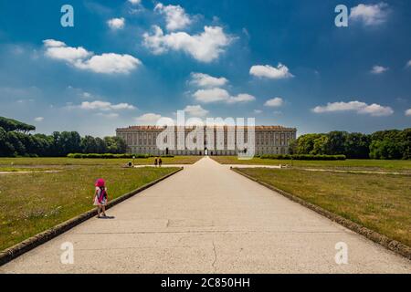 3 luglio 2020 - Reggia di Caserta - la facciata del maestoso palazzo con il lungo viale che conduce al grande parco. Gli alberi An Foto Stock