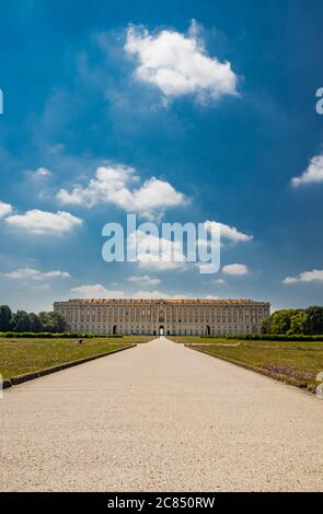 3 luglio 2020 - Reggia di Caserta - la facciata del maestoso palazzo con il lungo viale che conduce al grande parco. Gli alberi An Foto Stock