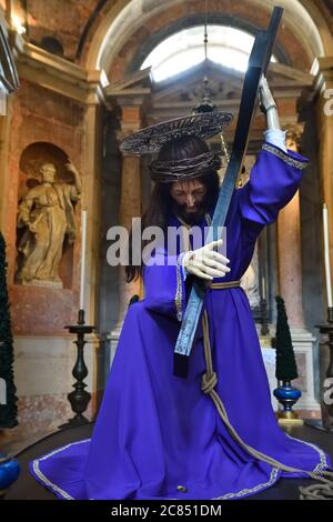 Mafra, Portogallo - 1 giugno 2017: Statua di Gesù Cristo con la corona delle spine durante la Passione da un paso processionale pasquale pasquale. Mafra National Palac Foto Stock