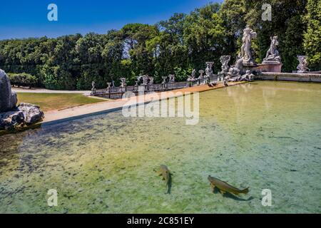 3 luglio 2020 - Reggia di Caserta - il grande bacino del lago artificiale del parco, l'acqua calma prima della cascata dove si trovano i piccioni Foto Stock