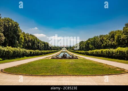 3 luglio 2020 - Reggia di Caserta - l'enorme e lunghissima conca del lago artificiale del parco. La vista prospettica, verso il fac Foto Stock