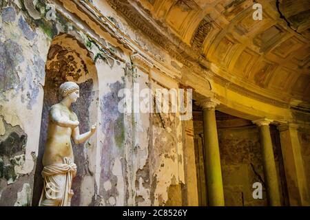 3 luglio 2020 - Reggia di Caserta - il Giardino Inglese, con la scenografia con le finte rovine romane. Resti di un edificio con colonne Foto Stock