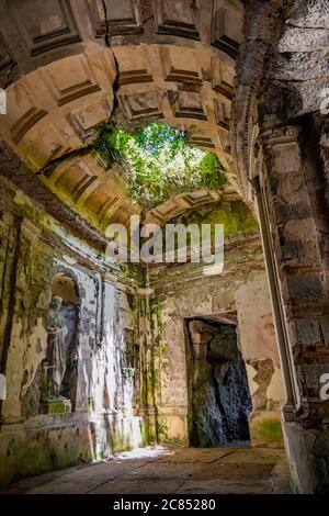 3 luglio 2020 - Reggia di Caserta - il Giardino Inglese, con la scenografia con le finte rovine romane. Resti di un edificio con colonne Foto Stock