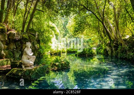 3 luglio 2020 - Reggia di Caserta - il Giardino Inglese, con rovine romane. Il bagno di Venere con la statua in marmo della dea Foto Stock