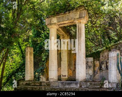 3 luglio 2020 - Reggia di Caserta - il Giardino Inglese, con la scenografia con le finte rovine romane. Resti di un edificio con colonne. Foto Stock