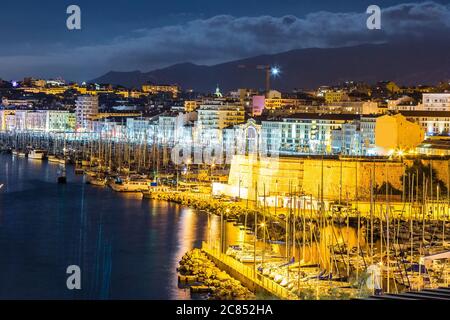 Porto vecchio mare in una notte estiva a Marsiglia, Francia Foto Stock