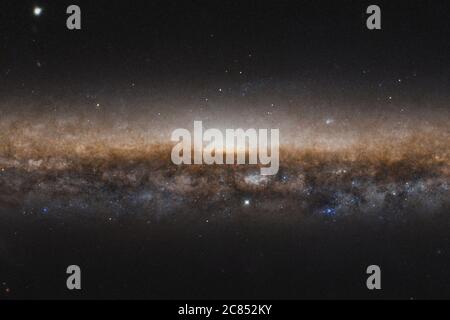Washington, Stati Uniti. 21 luglio 2020. La galassia nota come NGC 5907 si estende su tutta questa immagine. Apparendo come una linea allungata di stelle e polvere scura, è classificato come una galassia a spirale proprio come la nostra Via Lattea. In questa nuova immagine del telescopio spaziale Hubble della NASA/ESA, non vediamo i bellissimi bracci a spirale perché lo stiamo vedendo in modo da guardare il bordo di un piatto. Per questo motivo NGC 5907 è anche conosciuta come la galassia Knife Edge. Crediti NASA/UPI: Notizie dal vivo UPI/Alamy Foto Stock