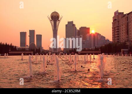 Astana, Kazakhstan - 04 luglio 2016: Torre Baiterek nel centro di Astana al tramonto Foto Stock