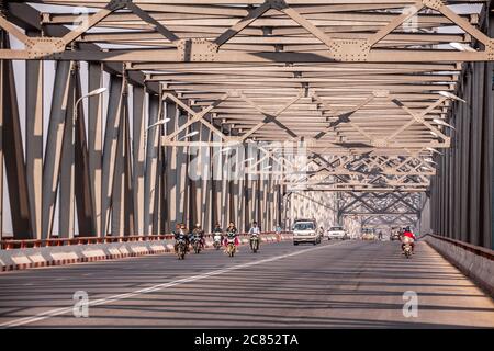 Mandalay, Myanmar - 27 febbraio 2014: Flusso di traffico sul ponte sul fiume Irrawaddy all'alba Foto Stock