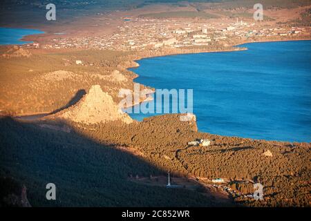 Natura maestosa del Kazakhstan concetto: Vista epica del lago Burabay con la roccia Okzhetpes dal punto più alto del monte Sinyuha al tramonto Foto Stock