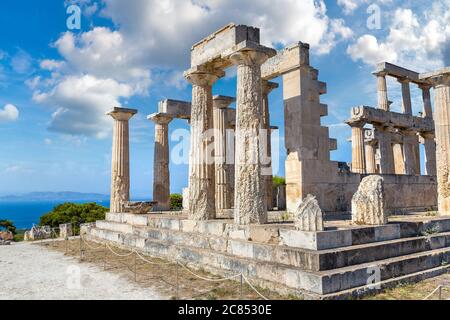 Tempio di Aphaia sull'isola di Aegina in una giornata estiva in Grecia Foto Stock