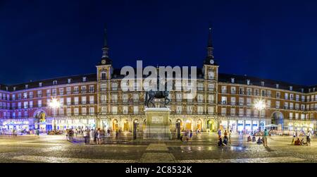 Statua di Filippo III a Plaza Mayor a Madrid in una bella notte estiva, Spagna Foto Stock