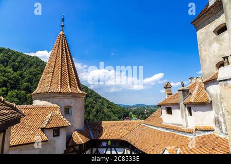 Castello di Bran nel cortile interno in una giornata estiva in Transilvania, Romania Foto Stock